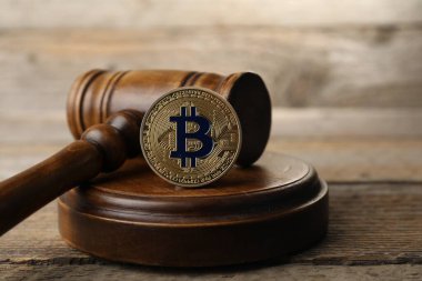 Kripto para birimi. Bitcoin ve yargıç tokmağı ahşap masada, yakın plan