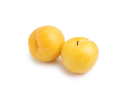 Olgun sarı kiraz erikleri beyaza izole edilmiş.