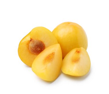 Sarı kiraz eriklerinin tamamı beyaza izole edilmiş.