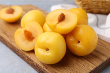 Gri masada olgun sarı kiraz erikleri, yakın plan.