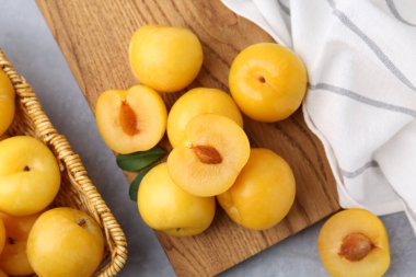 Taze sarı kiraz erikleri gri masada, düz yatıyordu.