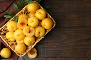 Olgun sarı kiraz erikleri ahşap masada, düz yerde. Metin için boşluk