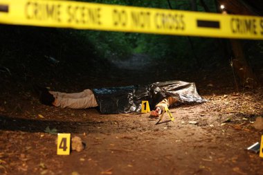 Adli tıp uzmanlığı. Cesedin bulunduğu suç mahalli ve açık hava işaretleri.