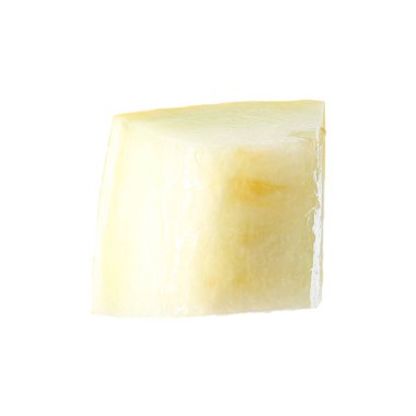 Olgun kavun parçası beyaza izole edilmiş.