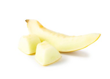 Taze olgun kavun parçaları beyaza izole edilmiş.