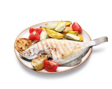 Kızarmış balık, patates, domates ve limon dilimleriyle birlikte beyaz üzerine izole edilmiş. Ev yapımı deniz ürünleri yemeği.