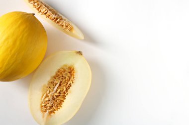 Beyaz arka planda olgun karpuzlar, dümdüz yatıyordu. Metin için boşluk