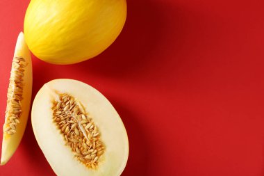 Tam ve olgun kavunları kırmızı arka planda, düz yatıyordu. Metin için boşluk