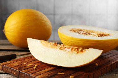 Kesilmiş ve olgunlaşmış karpuzlar ahşap masada, yakın plan