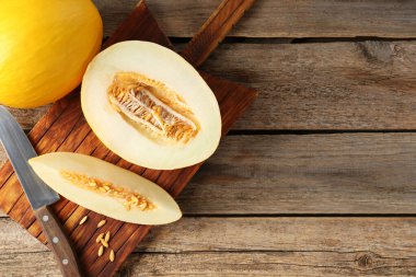 Kesilmiş ve olgun karpuzlar ahşap masada, düz bir şekilde yatıyordu. Metin için boşluk