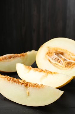 Siyah ahşap masada olgun karpuz kes, yakın plan.