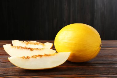 Kesilmiş ve olgunlaşmış karpuzlar ahşap masada, yakın plan