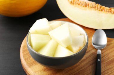 Kesilmiş ve olgunlaşmış karpuzlar siyah ahşap masada, yakın plan.