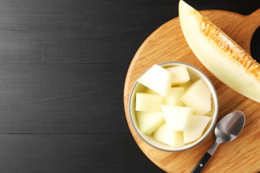 Siyah ahşap masada kasede olgun karpuz, düz bir şekilde yatıyordu. Metin için boşluk