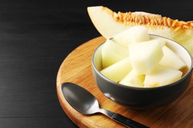 Siyah ahşap masada kasede olgun karpuz, yakın plan. Metin için boşluk