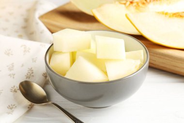 Beyaz ahşap masada olgun karpuz kes, yakın plan.