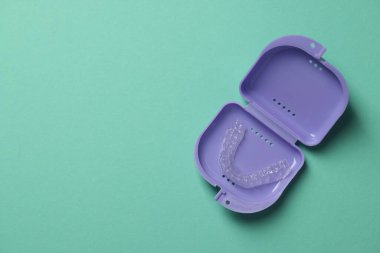 Turkuaz arkaplan, üst görünüm, vekalet çantasında hizalayıcıyı temizle. Metin için boşluk