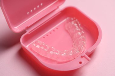 Pembe arkaplandaki vekalet dosyasında açık bir hizalayıcı, yakın plan