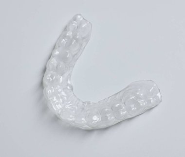 Açık gri arkaplanda bir açık hizalayıcı, üst görünümde