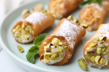 Peynirli, fındıklı ve naneli nefis cannoli.