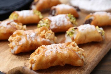 Peynirli, fındıklı ve pudra şekerli nefis cannoli.