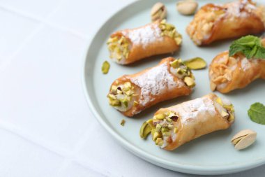 Peynirli, fındıklı, pudra şekerli ve naneli nefis cannoli, yakın plan. Metin için boşluk