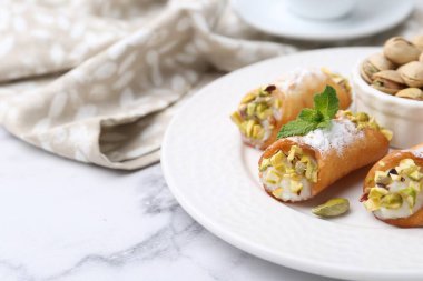 Peynirli, fıstıklı, pudra şekerli ve naneli nefis cannoli, yakın plan. Metin için boşluk