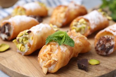 Peynirli, fındıklı, pudra şekerli, çikolatalı ve naneli nefis cannoli.