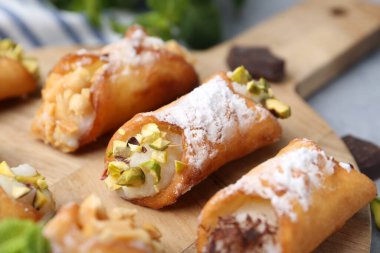Peynirli, fındıklı, pudra şekerli ve çikolatalı nefis cannoli.
