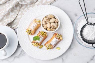 Peynirli, fıstıklı, pudra şekerli, naneli ve kahveli nefis cannoli.