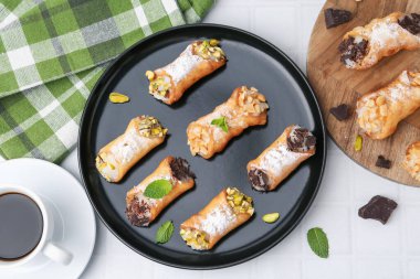 Peynirli, fındıklı, pudra şekerli, çikolatalı, naneli ve kahveli nefis cannoli.