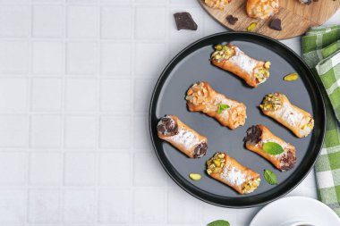 Peynirli, fındıklı, pudra şekerli, çikolatalı ve naneli nefis cannoli. Metin için boşluk