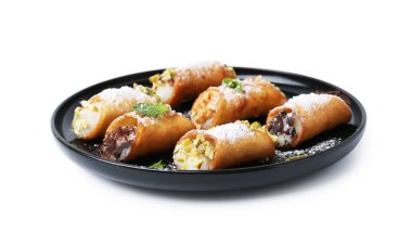 Peynirli, fındıklı, pudra şekerli, çikolatalı ve naneli nefis cannoli.