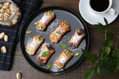Peynirli, fındıklı, pudra şekerli, çikolatalı, naneli ve kahveli nefis cannoli.