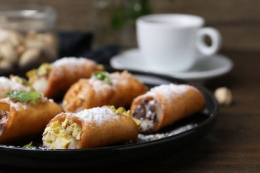 Peynirli, fındıklı, pudra şekerli, çikolatalı ve naneli nefis cannoli.