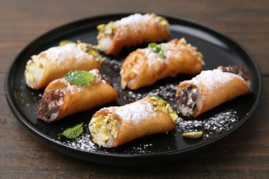 Peynirli, fındıklı, pudra şekerli, çikolatalı ve naneli nefis cannoli.