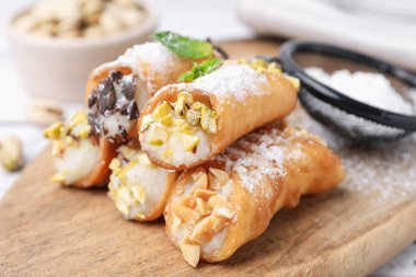 Peynirli, fındıklı, pudra şekerli, çikolatalı ve naneli nefis cannoli.