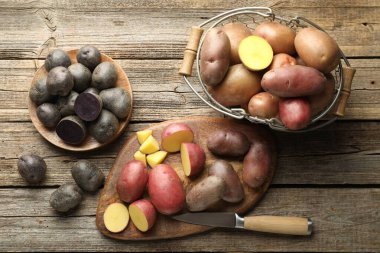 Farklı tipte patates ve bıçak tahta masada, düz yerde.