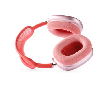 Beyaza izole edilmiş bir çift pembe kulaklık.