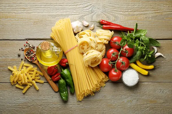 Tahta masada farklı türde makarna ve malzemeler vardı.