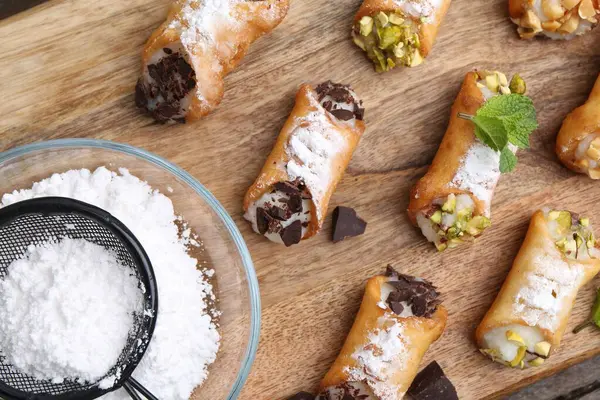 Peynirli, fındıklı, çikolatalı, naneli ve pudra şekerli nefis cannoli.