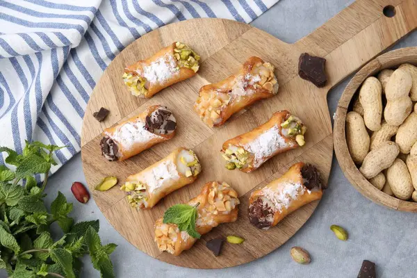 Peynirli, fındıklı, pudra şekerli, çikolatalı ve naneli nefis cannoli.