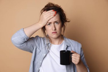 Kahveli kadın bej arka planda akşamdan kalma.