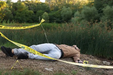 Adli tıp uzmanlığı. Cesedin bulunduğu suç mahalli ve açık hava işaretleri.