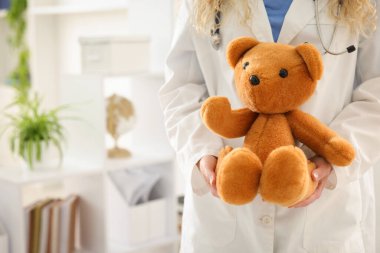 Oyuncak ayısı hastanede olan çocuk doktoru, yakın plan. Metin için boşluk