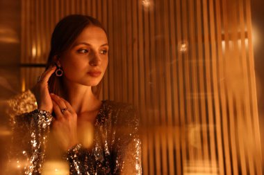 Güzel kadın içeride hazırlanıyor, mesaj için yer var.