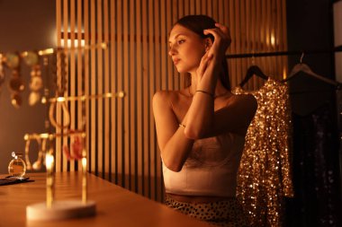 Güzel bir kadın tuvalet masasında hazırlanıyor.