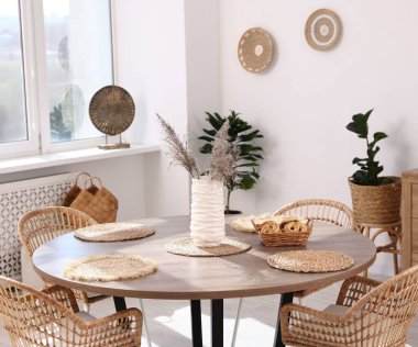 Yemek odasında sandalye ve dekor olan şık bir masa. İç tasarım