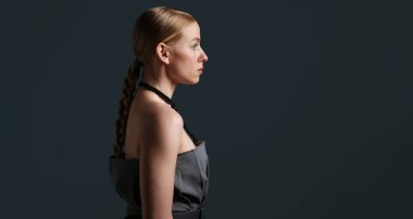 Koyu gri arka planda güzel bir kadın. Metin için boşluk