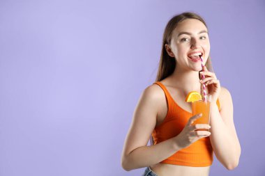 Menekşe arkaplan üzerinde canlandırıcı içecek ve saman olan kadın, metin için boşluk